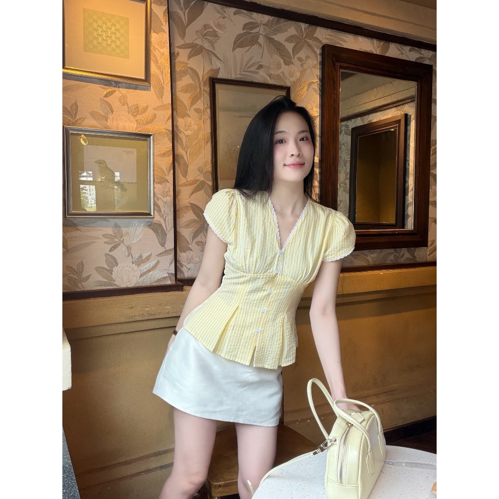 Áo sơ mi cổ V viền ren xinh xắn xếp ly chít eo tôn dáng LAMO - B1535 | BigBuy360 - bigbuy360.vn