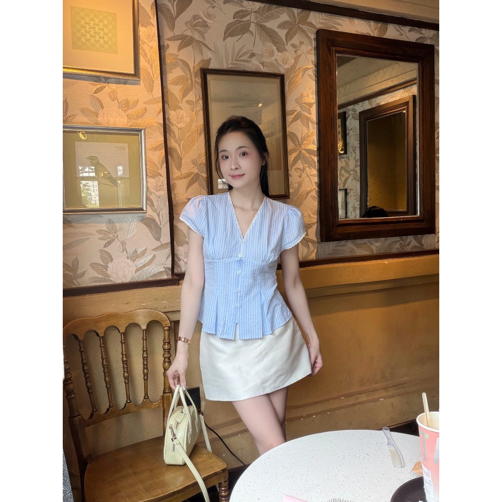 Áo sơ mi cổ V viền ren xinh xắn xếp ly chít eo tôn dáng LAMO - B1535 | BigBuy360 - bigbuy360.vn