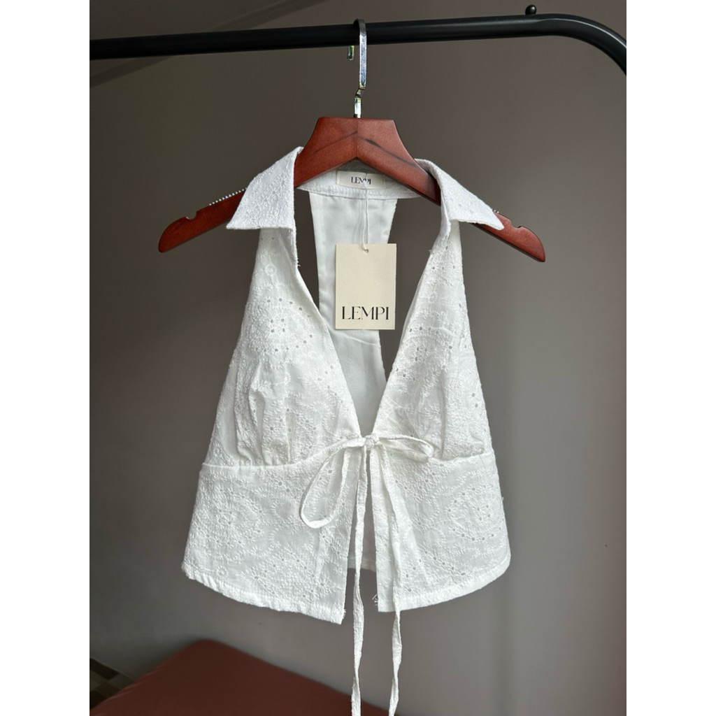 [𝐋𝐄𝐌𝐏𝐈] 𝐉𝐄𝐍𝐍𝐈𝐄 𝐓𝐎𝐏 - Áo yếm cổ sơ mi quyến rũ, khoét dọc lưng gợi cảm