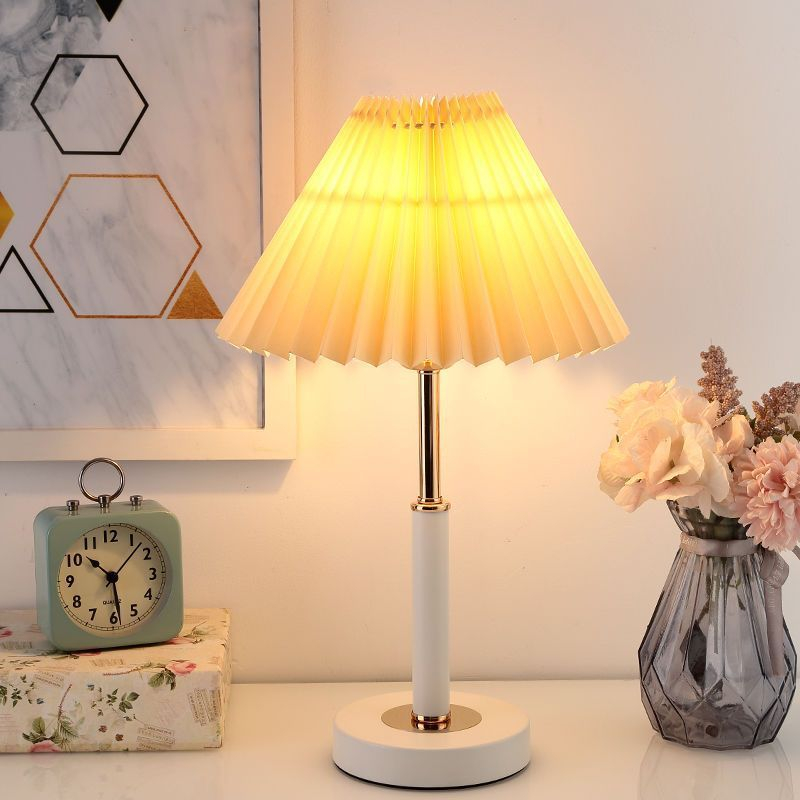 [Top Value] Đèn ngủ để bàn đế kim loại chao vải xếp ly sang trọng DN201