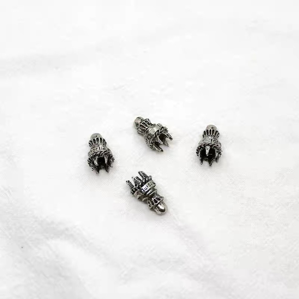 Đầu aglet chrome heart mạ bạc dùng để gắn dây giày, dây áo khoác.