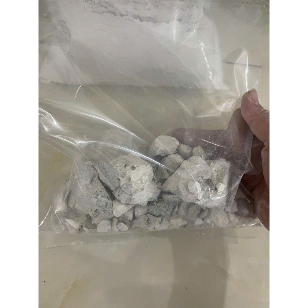1 bao vôi đá cục 30-35kg , cho váo nước bung ra tỏa nhiệt, dằn phèn mạnh, khử trùng ao mạnh