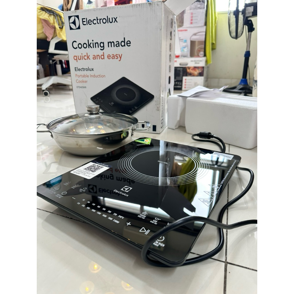 Bếp từ đơn Electrolux ETD42SKR 2100W kèm nồi - thương hiệu Thuỵ Điển- sx Trung Quốc- hàng như video 