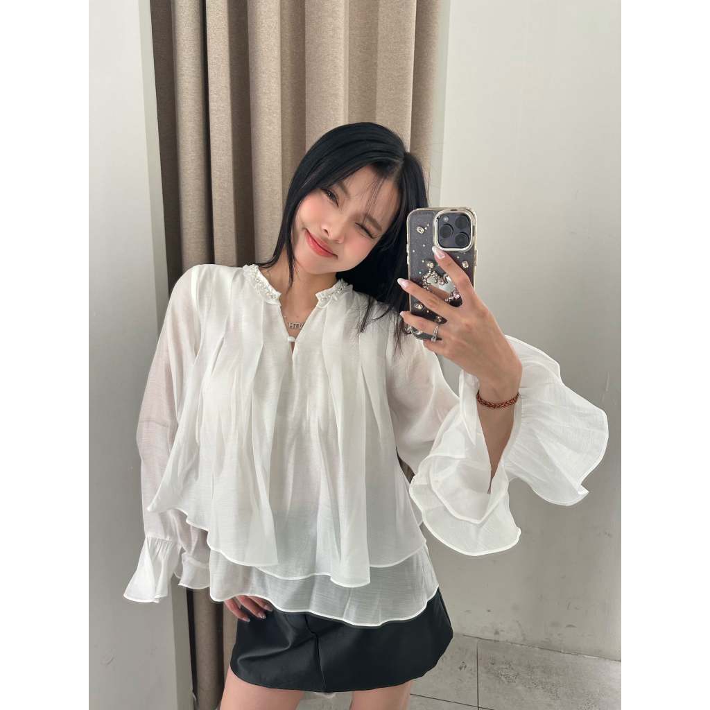 Áo Sơ Mi Dáng Suông Tay Phồng Cổ V Phối Bèo Và Đá Xếp Ly Thân Đi Làm Đi Chơi Màu Trắng - Lisa Shirt | BigBuy360 - bigbuy360.vn