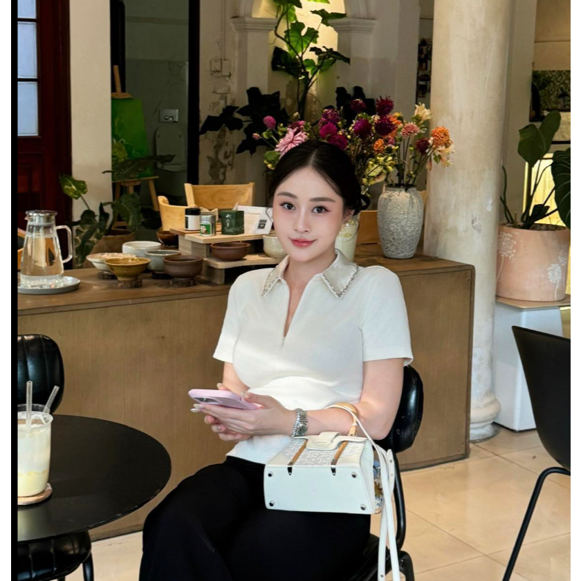 Áo Kiểu Nữ Cổ Đính Đá Cổ Polo Khoá Kéo Ẩn Thiết Kế Veos Màu Đen, Trắng & Chân Váy Xoè Xếp Ly - Melody Top & Skirt | BigBuy360 - bigbuy360.vn