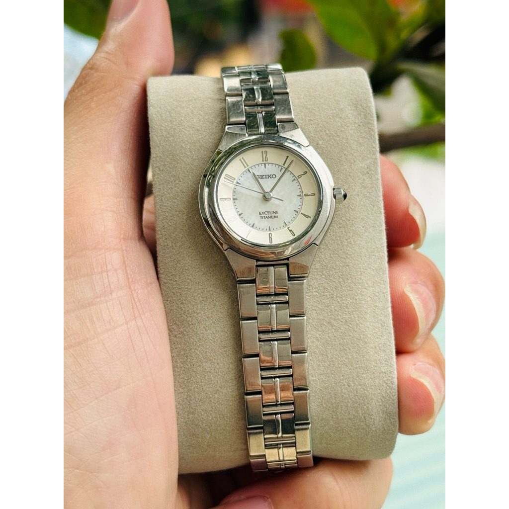 Đồng hồ Nữ Seiko Exceline quartz kính saphia, mặt khảm trai, full titanium rất đẹp