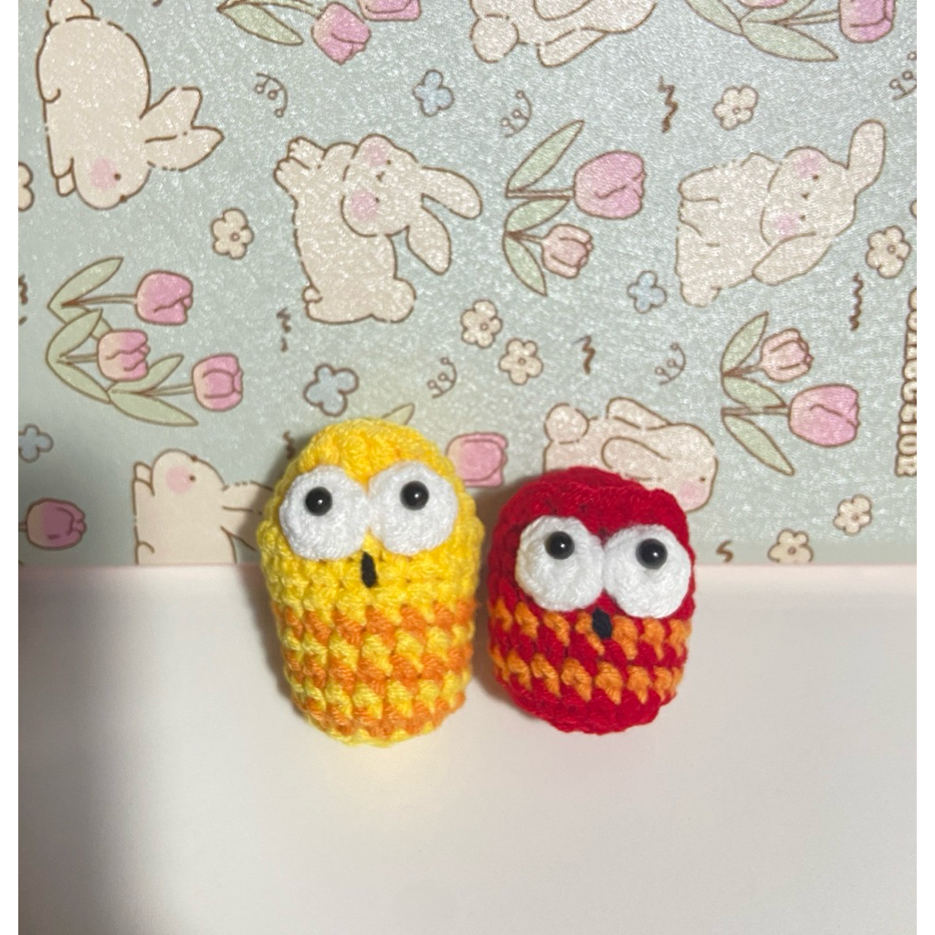 Móc Khoá Sâu Larva Đỏ Và Vàng Phim Ấu Trùng Tinh Nghịch Bằng Len