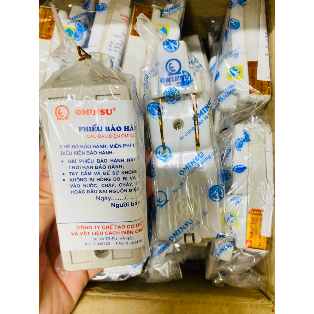 Cầu dao 15A - 2P đế sứ cực đúc OMINSU chính hãng