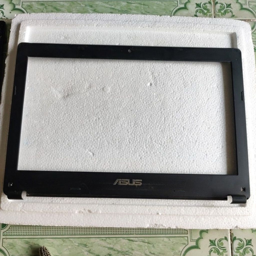 Vỏ mặt B laptop Asus K45A, nguyên Jin , có trầy xước, cũ, ko bị bể