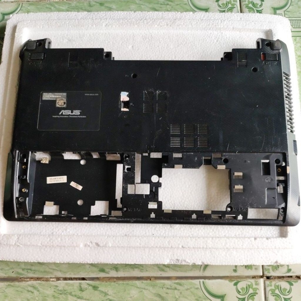 Vỏ mặt D laptop Asus K45A, nguyên Jin , có trầy xước, cũ, ko bị bể
