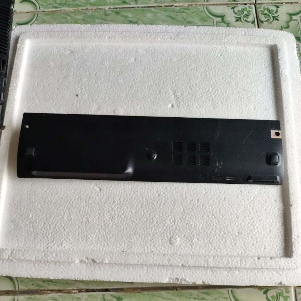 Vỏ nắp đậy phía dưới mặt D laptop Asus K45A, nguyên Jin , có trầy xước, cũ, ko bị bể