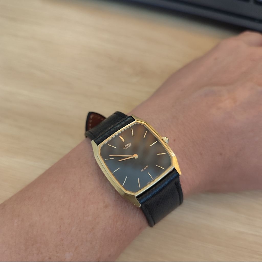 Đồng hồ nam Citizen, phôm tank size 30x35, có chuông báo thức.