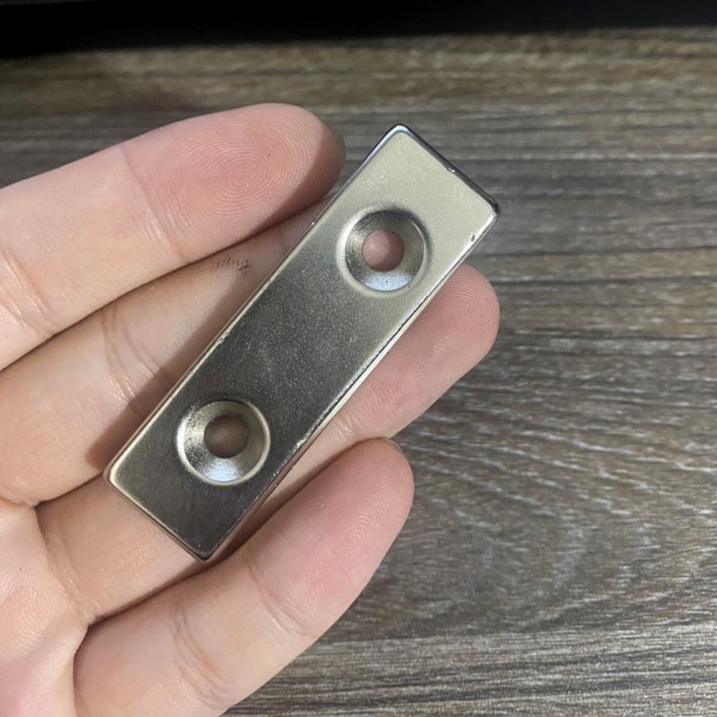Nam châm đất hiếm 60x20x5mm 2 lỗ bắt vít