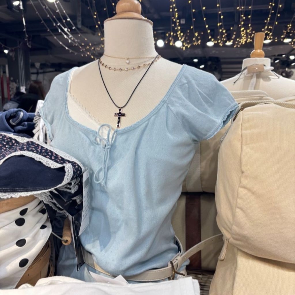 Noa Eyelet Top - Áo thun Noa Eyelet cổ tròn viền bèo buộc dây phong cách Brandy