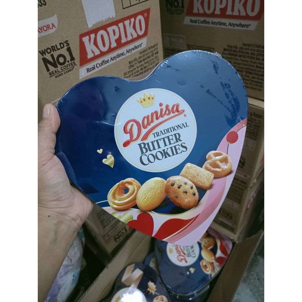 combo 2 hộp bánh danisa trái tim xanh và hồng.