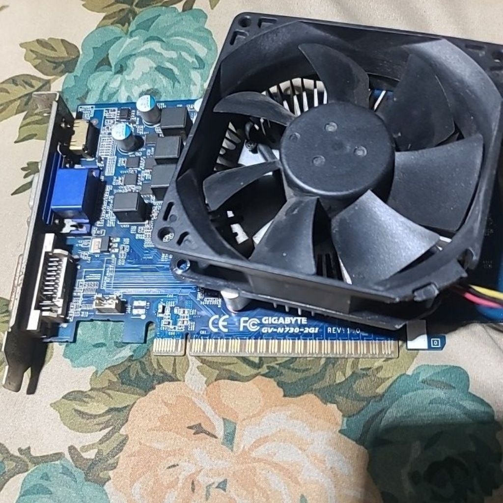 VGA Card Màn Hình Gigabyte GT 730 2GB (GV-N730-2GI) - Bản 128-bit Bo Xanh (Quạt Độ Siêu Mát)