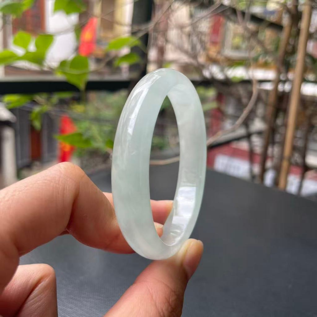 436 - Ni tay 53.9 (Bản hẹ ni 51-52) Vòng tay quý phi (dáng oval) phỉ thúy Myanmar nền lam