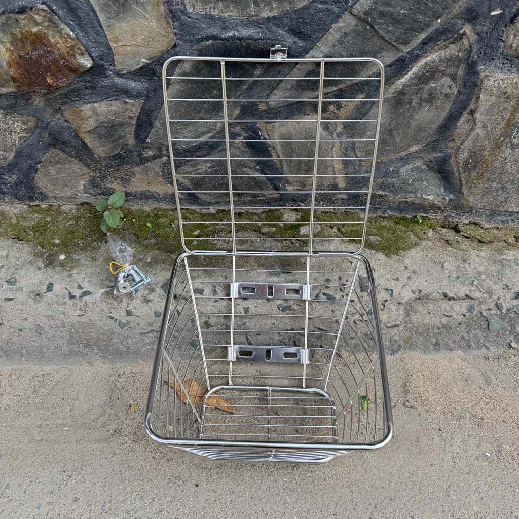 Rổ trước xe wave rs có nắp inox ( KT 34x32x18 )
