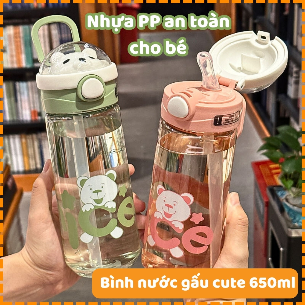Bình Nước Cho Bé Gấu Kute 650ml Chất Liệu PP An Toàn Kèm Ống Hút Có Quai Xách Nắp Bấm Tiện Lợi SP001282