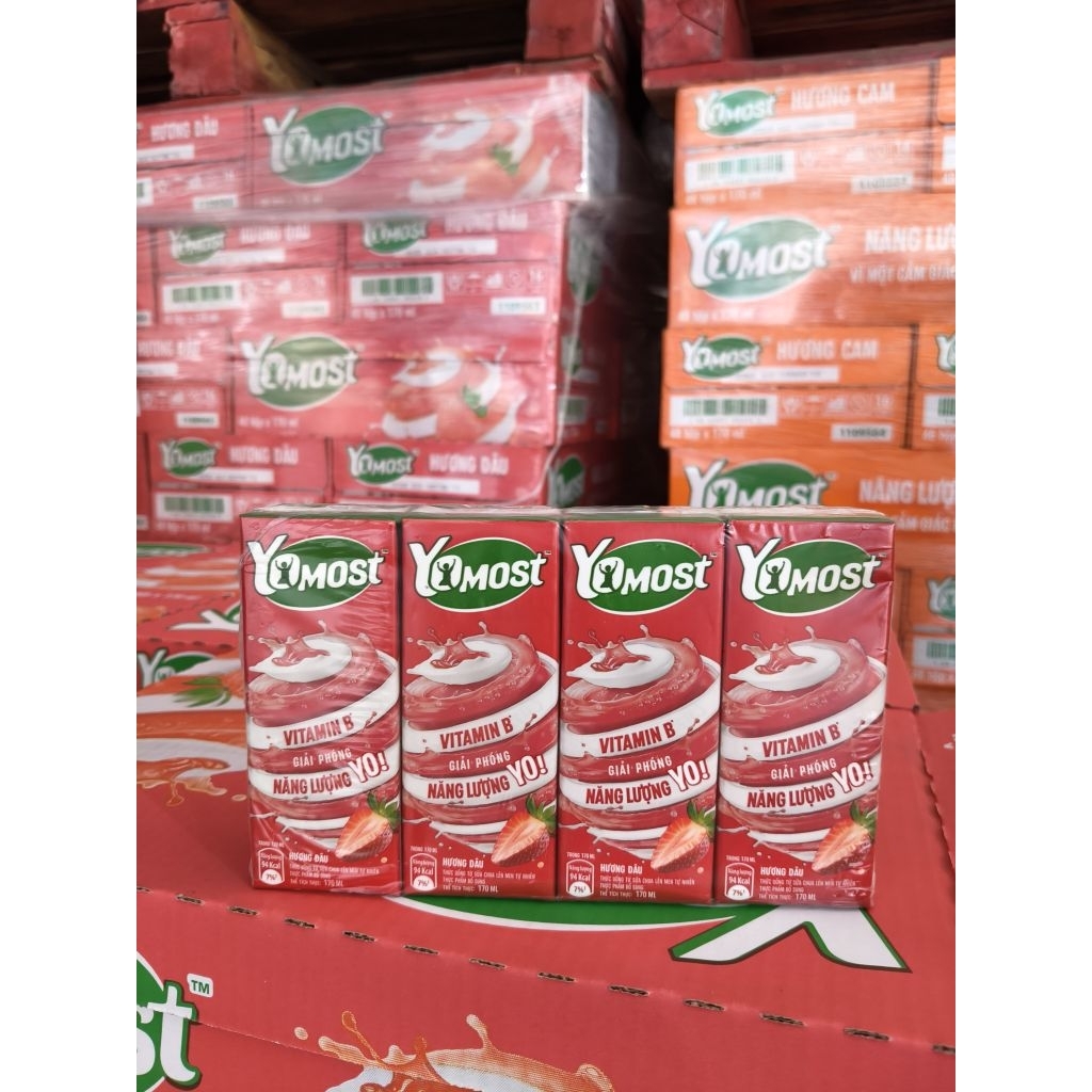 Thùng 48 hộp sữa chua uống hương dâu YoMost 170ml