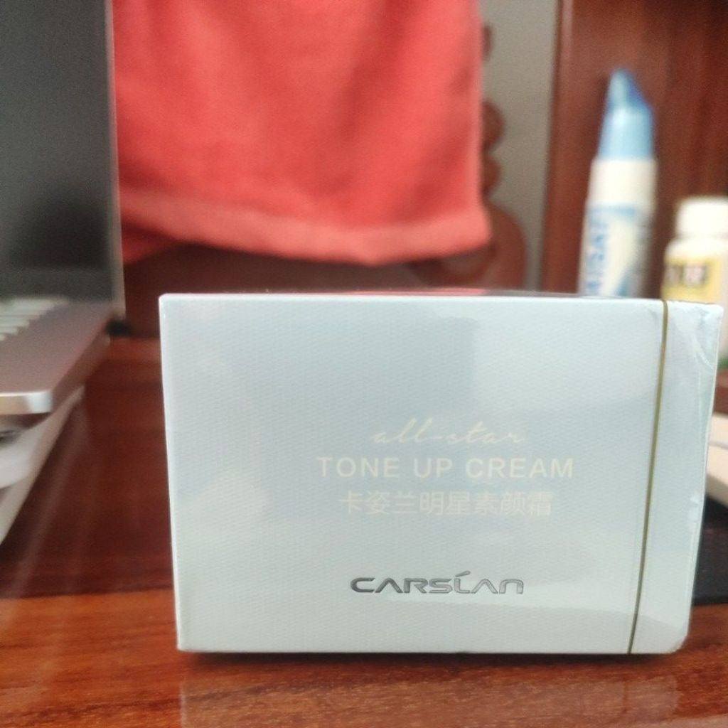 Kem nâng tông da Carslan kem lười trang điểm che khuyết điểm