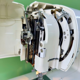 MÁY MAY JUKI 010 HIỆN ĐẠI xỏ chỉ robot , có thể gắn thêm đầu thêu