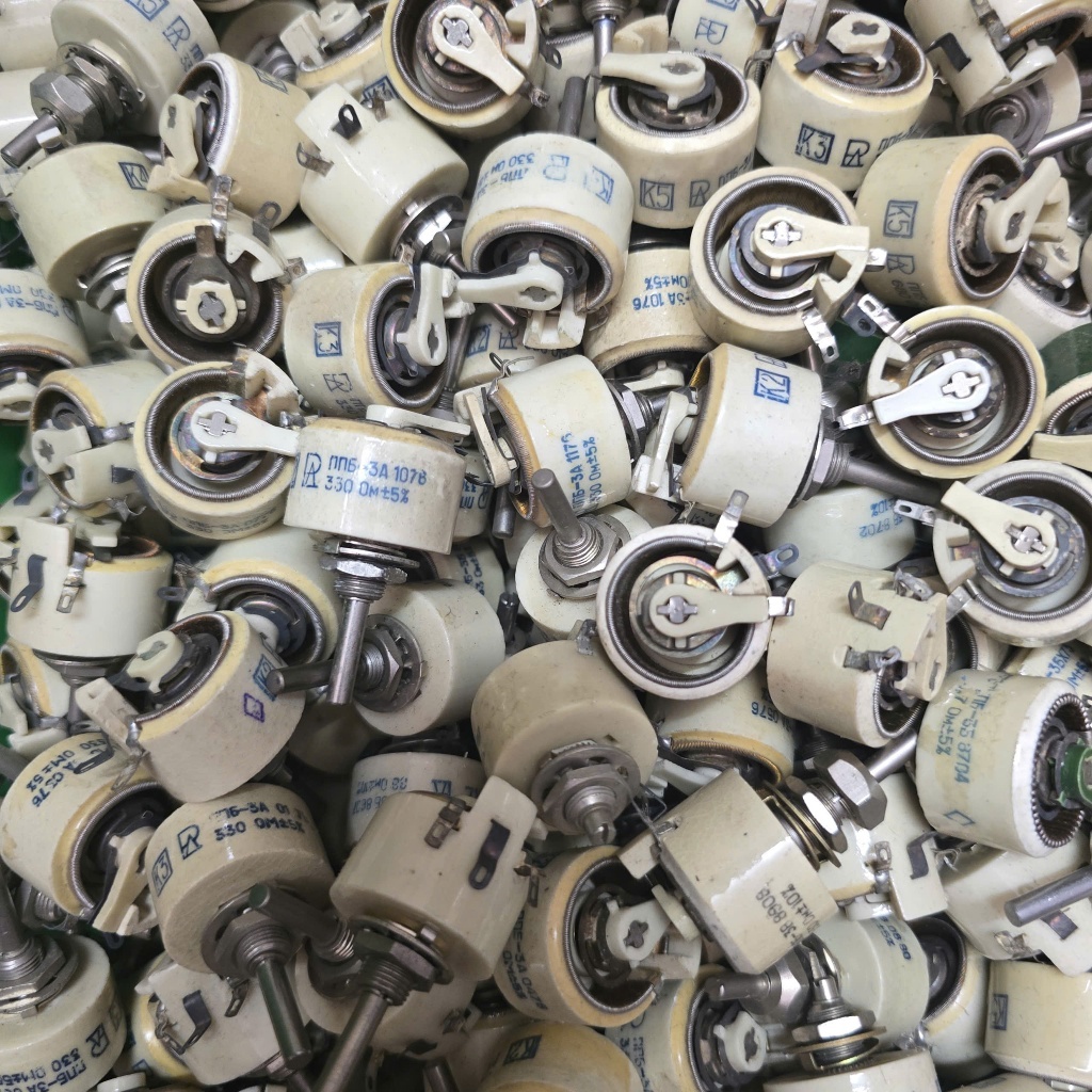 Biến trở ( Chiết áp ) dạng sứ, dây cuốn của Nga/Soviet 330 ohm. (330 Ω)