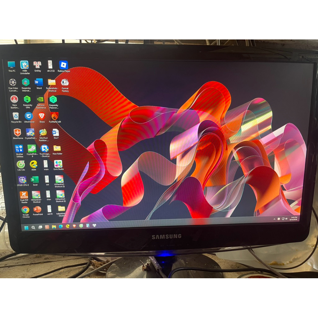 màn hình  Samsung 19 inh Lcd cũ hơi tối và bản 22 inh Lcd sáng đẹp nét căng