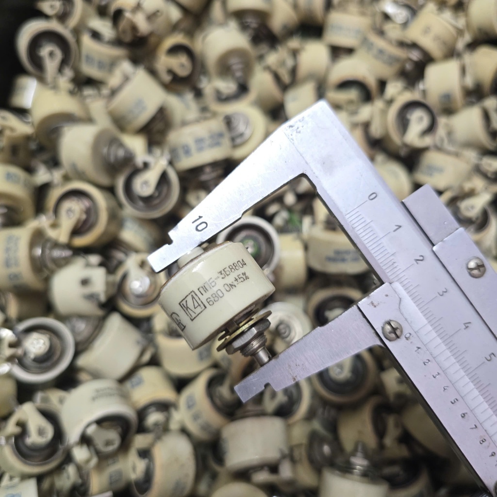 Biến trở ( Chiết áp ) dạng sứ, dây cuốn của Nga/Soviet 680 ohm. ( 680 Ω).