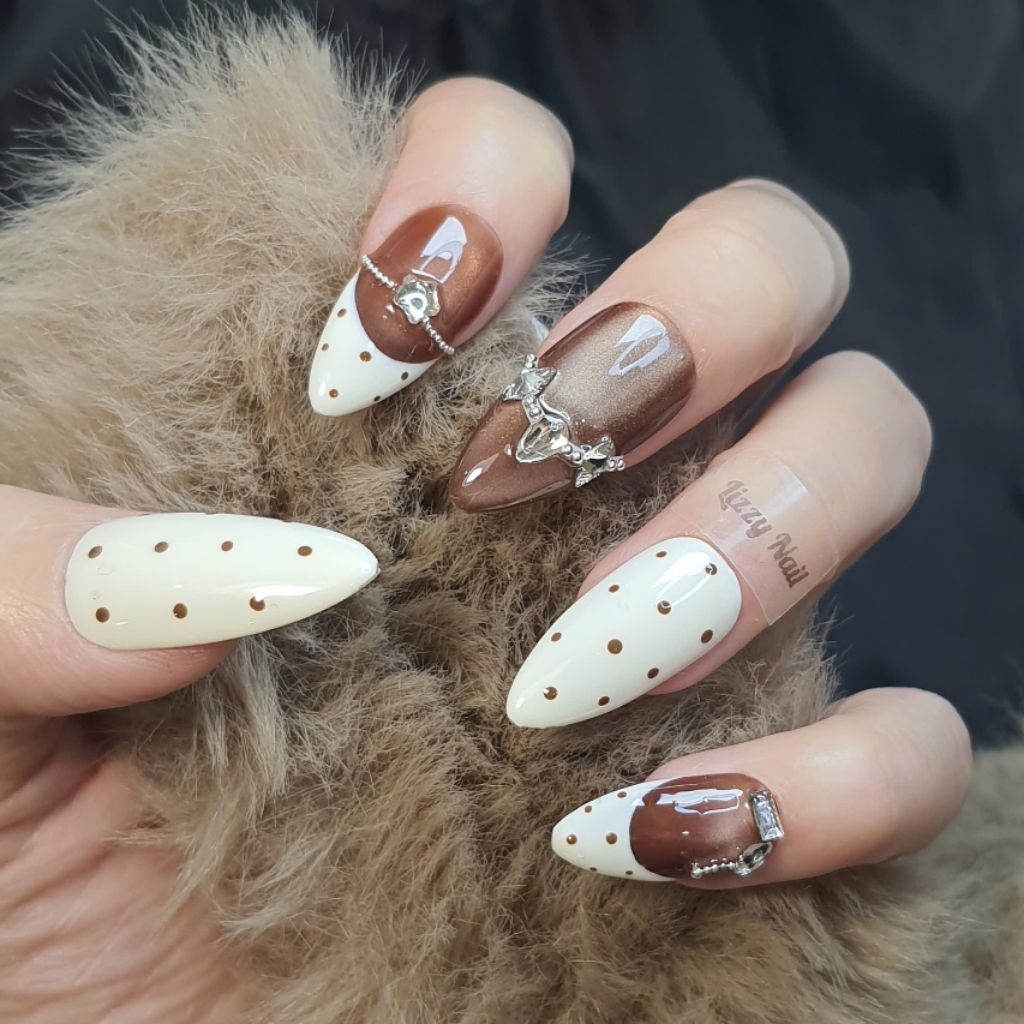 Lizzy Nail – Nailbox Móng Úp Mắt mèo nâu đính đá – Brown cắt eye and polka dot Press On Nails Almond