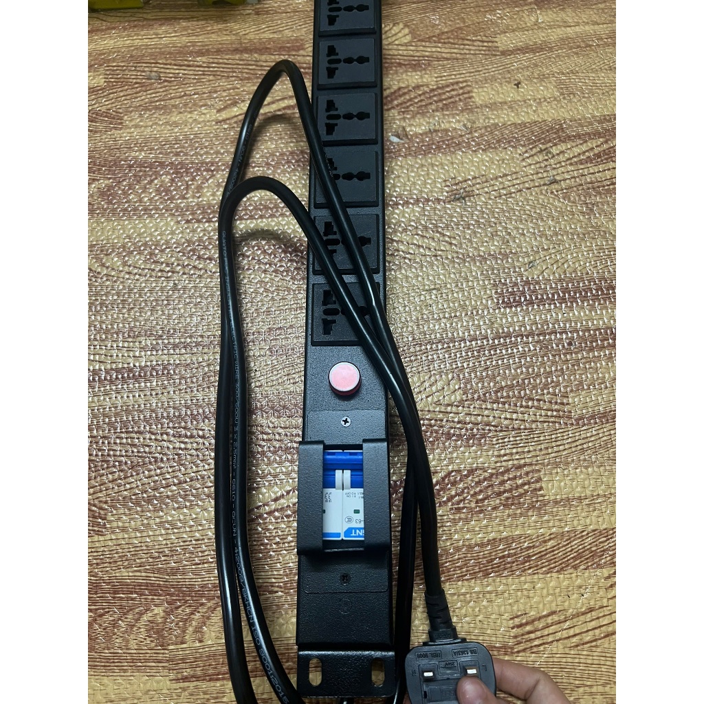 Thanh nguồn PDU 6 cổng có CB chuẩn 16A