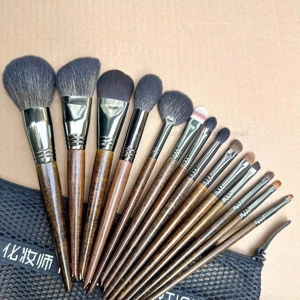 Bộ Cọ 14 Cây OVW Make Up Artist Kèm Túi Lưới