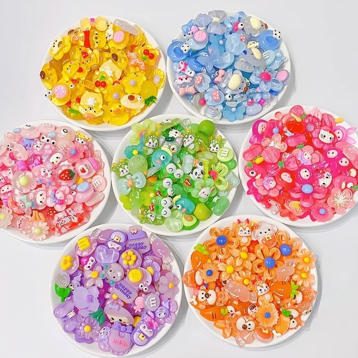 Charm NHỰA gắn bình nước mũ bảo hiểm, gắn dép bằng keo nhiều màu sắc TRANGBIHUE