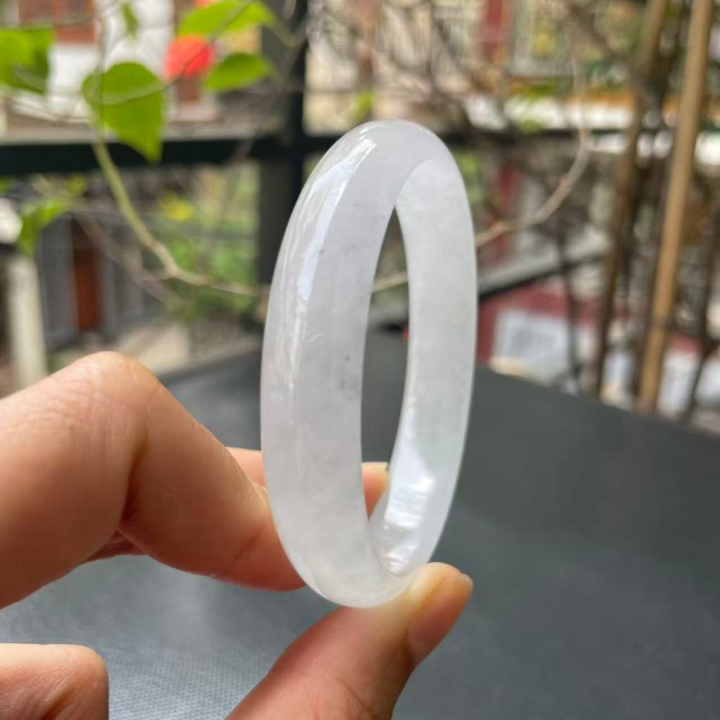 443 - Ni tay 52.6 (Bản hẹ ni 49-50) Vòng tay quý phi (dáng oval) phỉ thúy Myanmar bạch băng