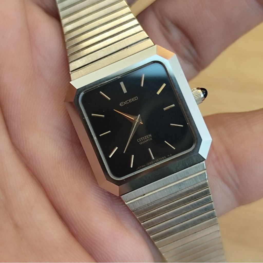 Đồng hồ nữ Citizen Exceed, vỏ bằng đá, kính sapphire, phôm vuông 21x21.