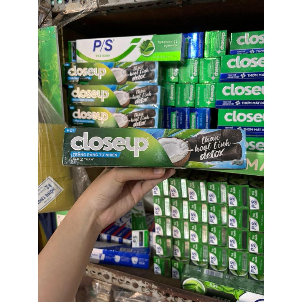 Kem Đánh Răng Closeup Than Hoạt Tính Detox (180g) - Chiết Xuất Dừa & Than Tre Giúp Trắng Răng Tự Nhi