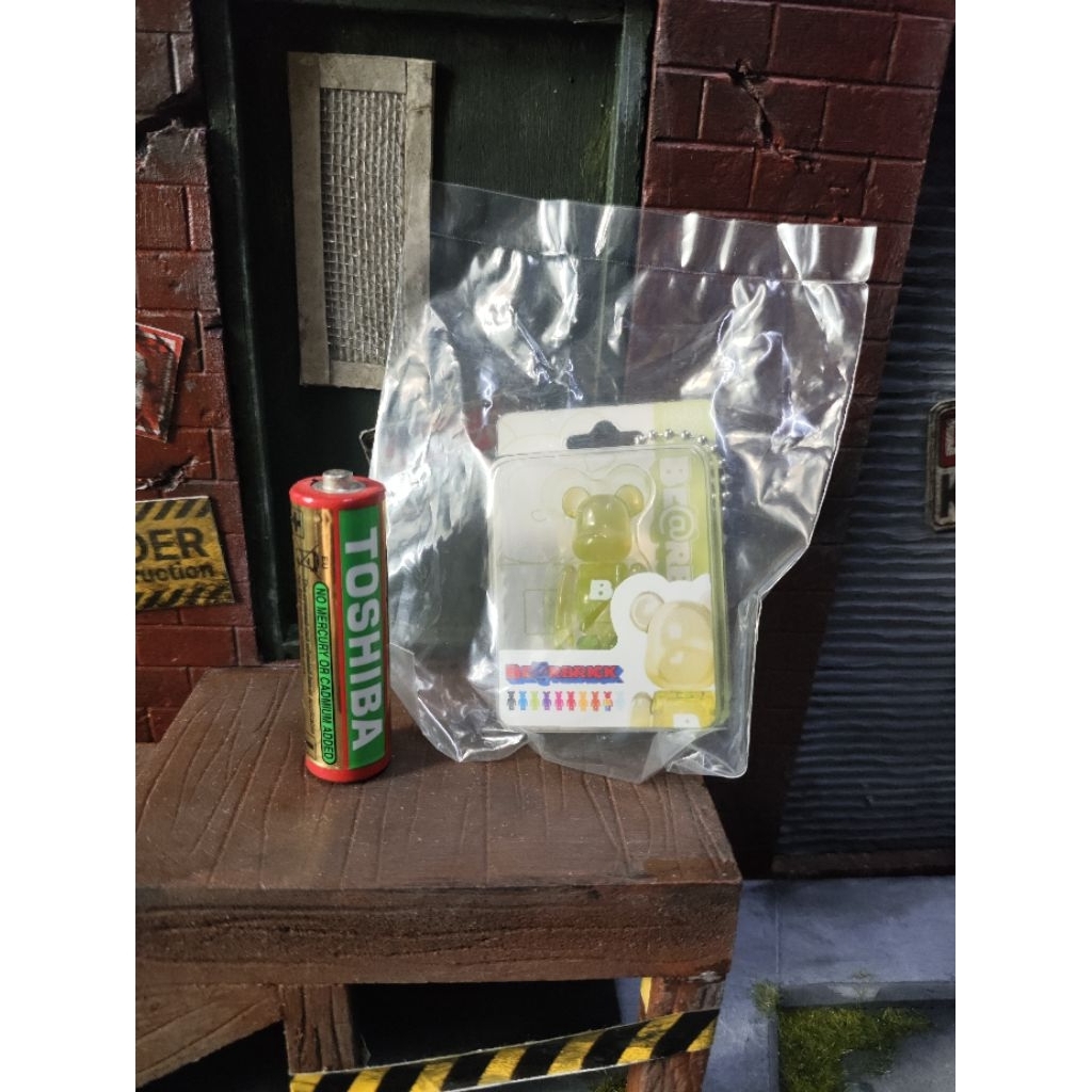 mô hình Bearbrick mini clear ver chữ B