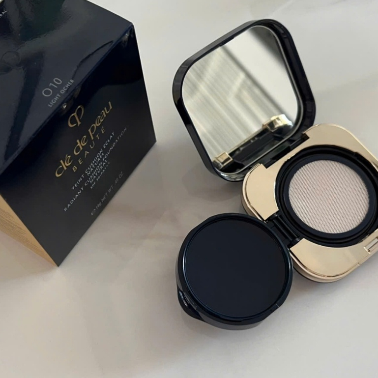 Cushion Clé De Peau Radiant Foundation Natural Tone 010