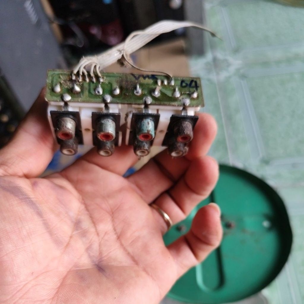 chân cắm loa phía sau âm ly hơi cũ có rỉ sét anh em về xài đỡ