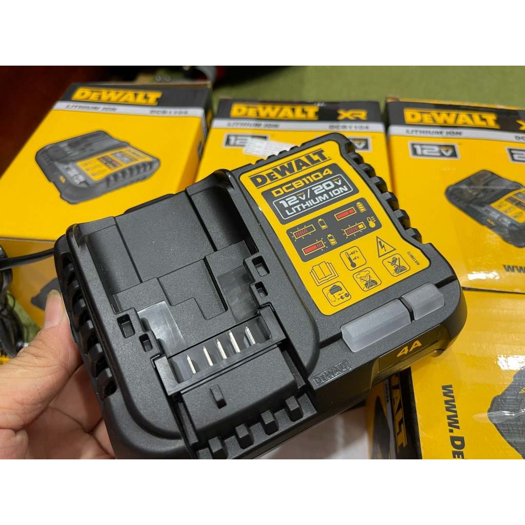 Bộ sạc 12-20V/ 4A Dewalt DCB1104