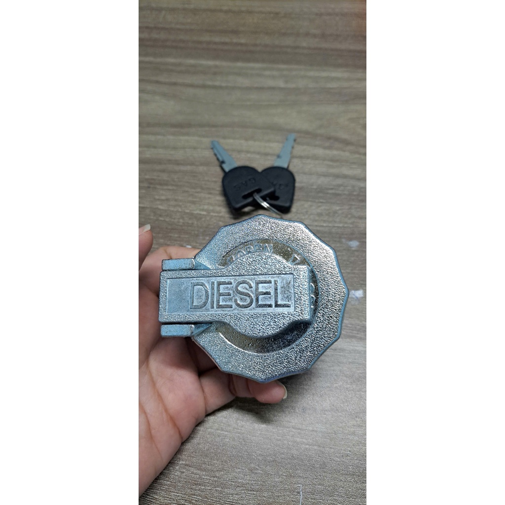 Nắp thùng dầu xe tải ISUZU 1T4, 1T9, 2T5 và 3T5 NMR, NHR, NLR, QKR ĐẦU CABIN TRÒN