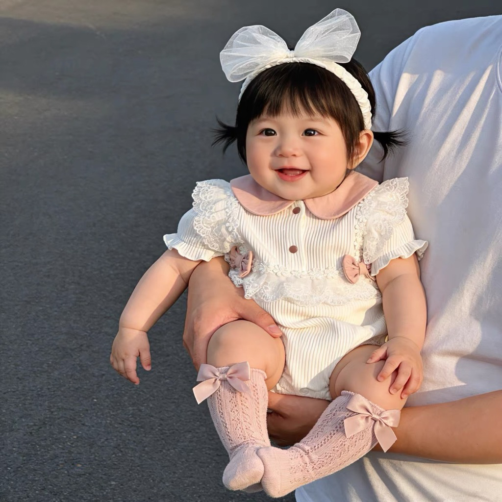 Bodysuit cho bé gái SUSHI BABY SHOP đồ liền thân sơ sinh trắng đính nơ hồng phối ren ngực mùa hè váy