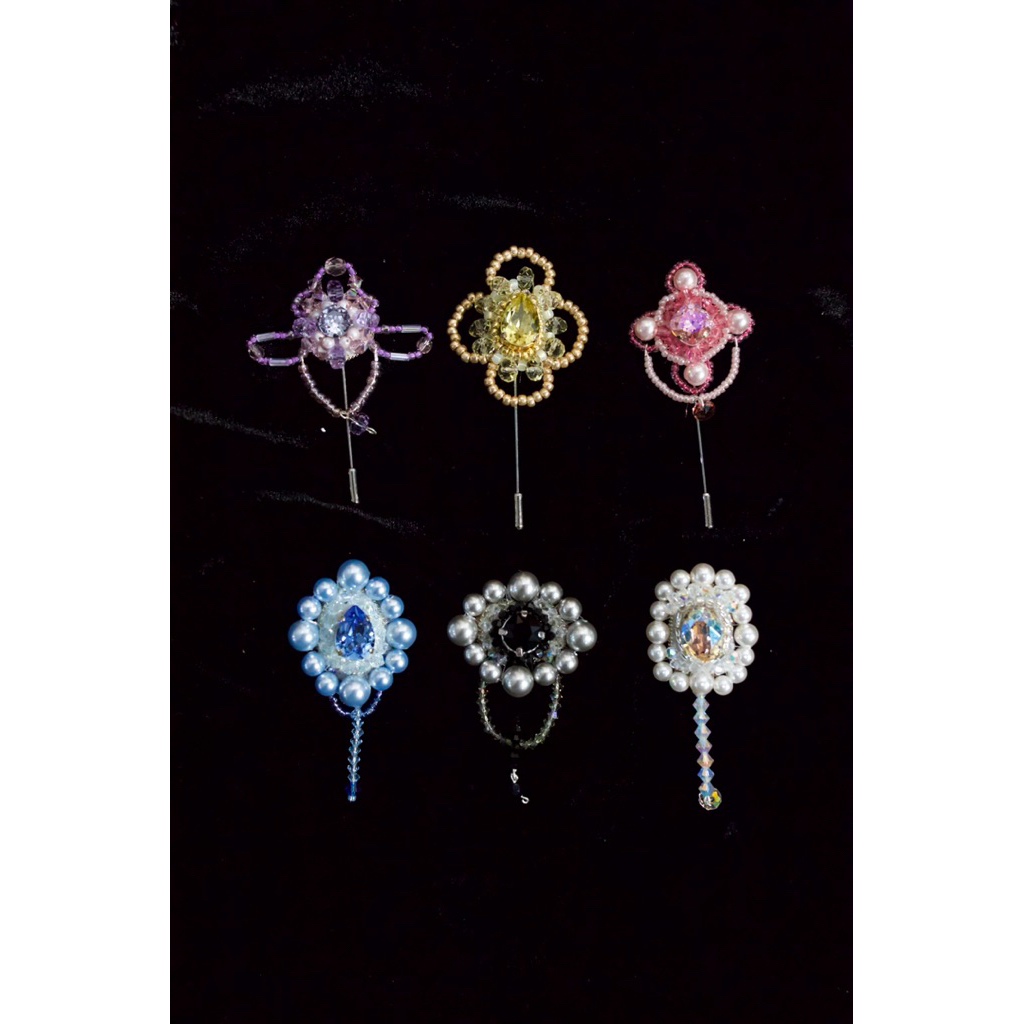 Cài áo đính kết Limited Edition