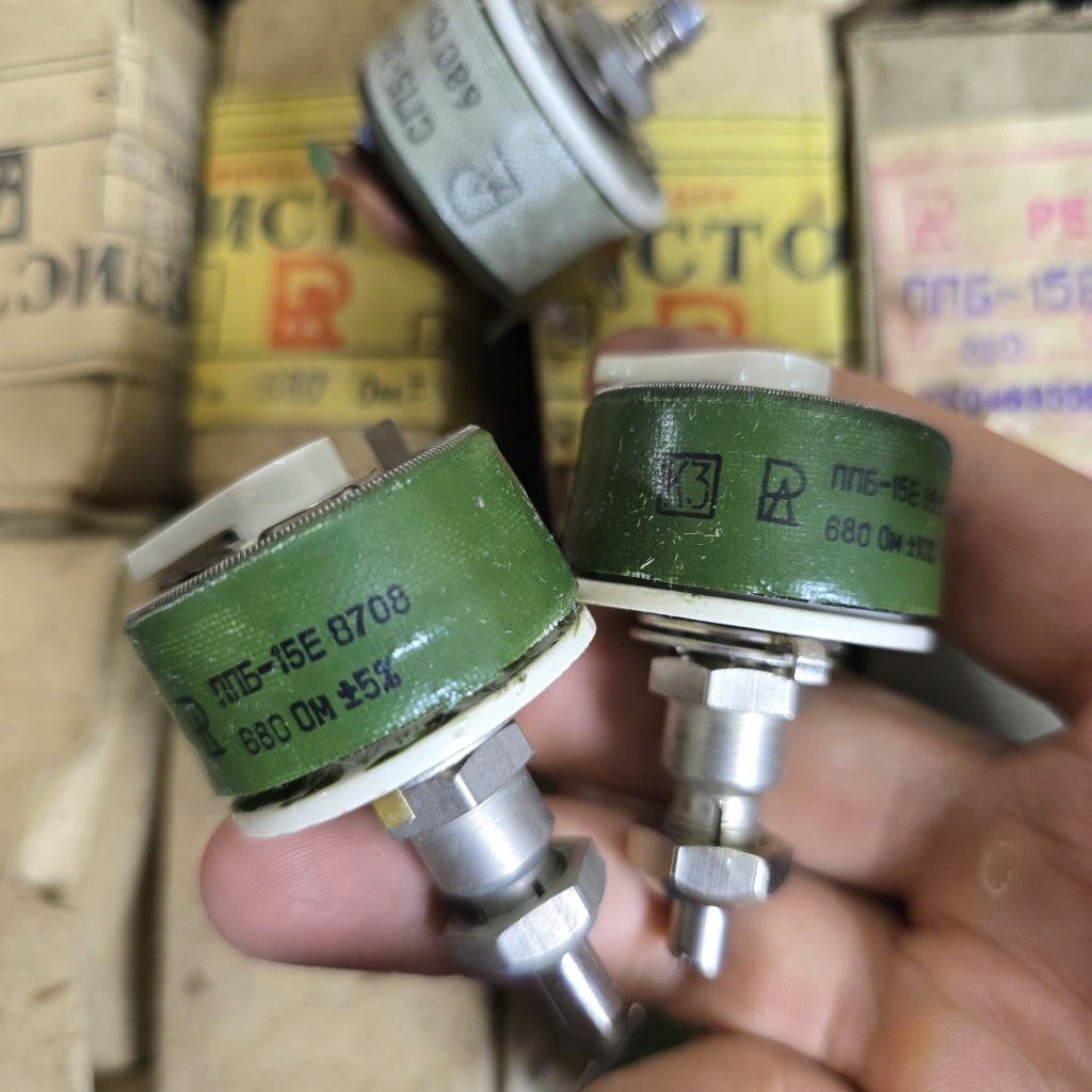 Biến trở ( Chiết áp) 680 ohm ( 680 Ω) loại cao cấp do Nga ( Soviet) sản xuất. Made in CCCP.