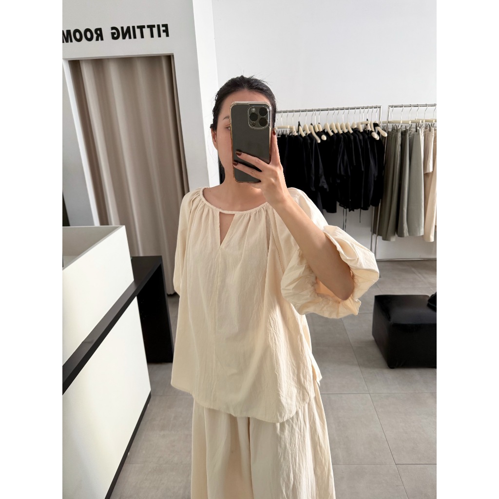 Áo tay lỡ phồng form babydoll | 𝐒𝐎𝐌𝐒 | 𝐎𝐯𝐚𝐥 𝐓𝐨𝐩 | BigBuy360 - bigbuy360.vn