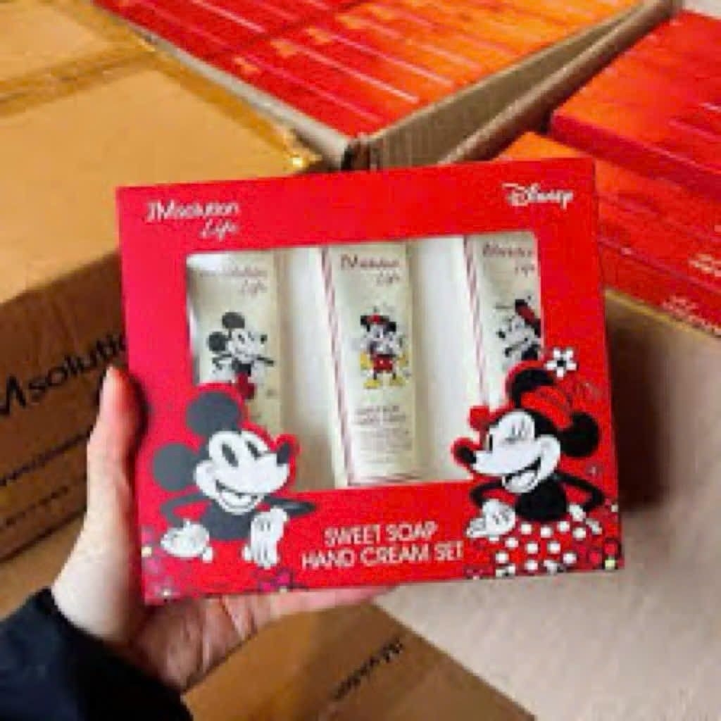 Bộ sản phẩm này là kem dưỡng da tay JM Solution Disney Life Sweet Soap Hand Cream Set.