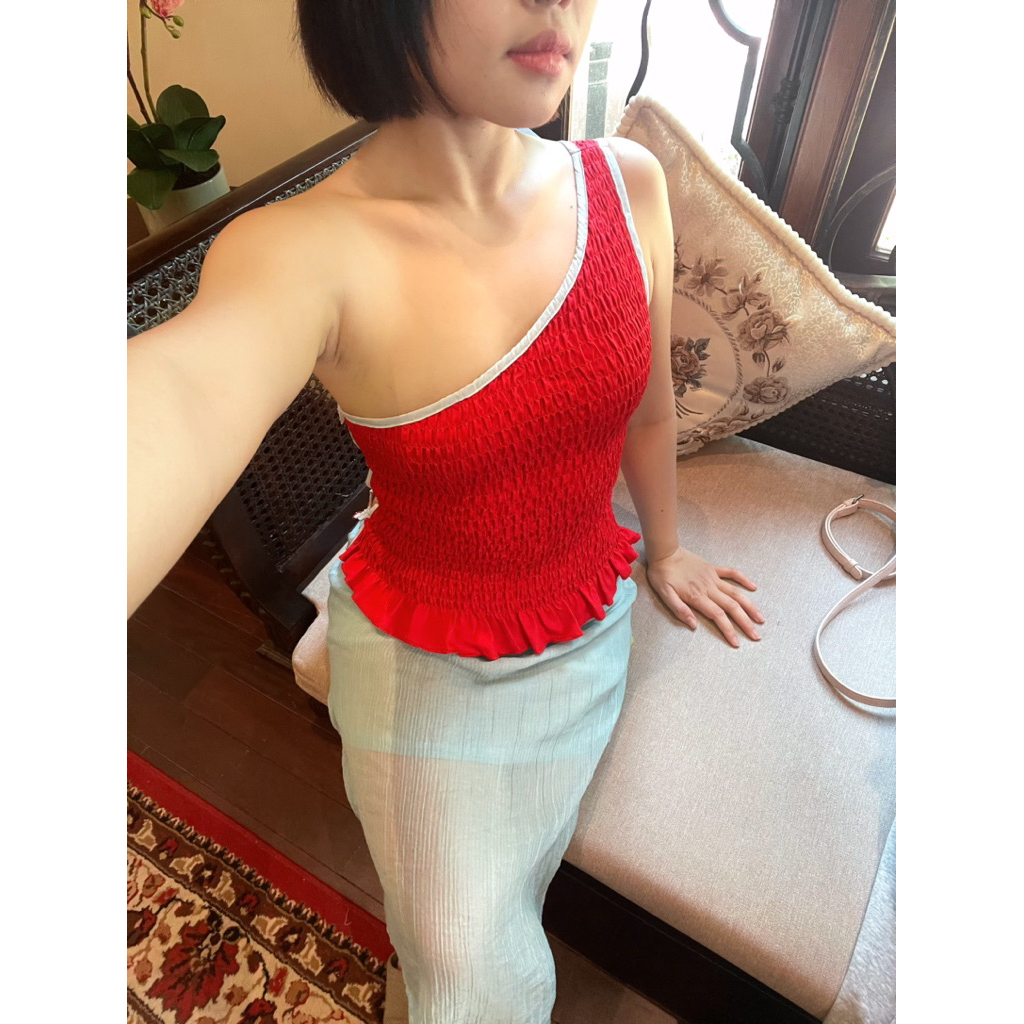 Áo croptop lệch vai có xẻ bên hông - Paparoti.sg