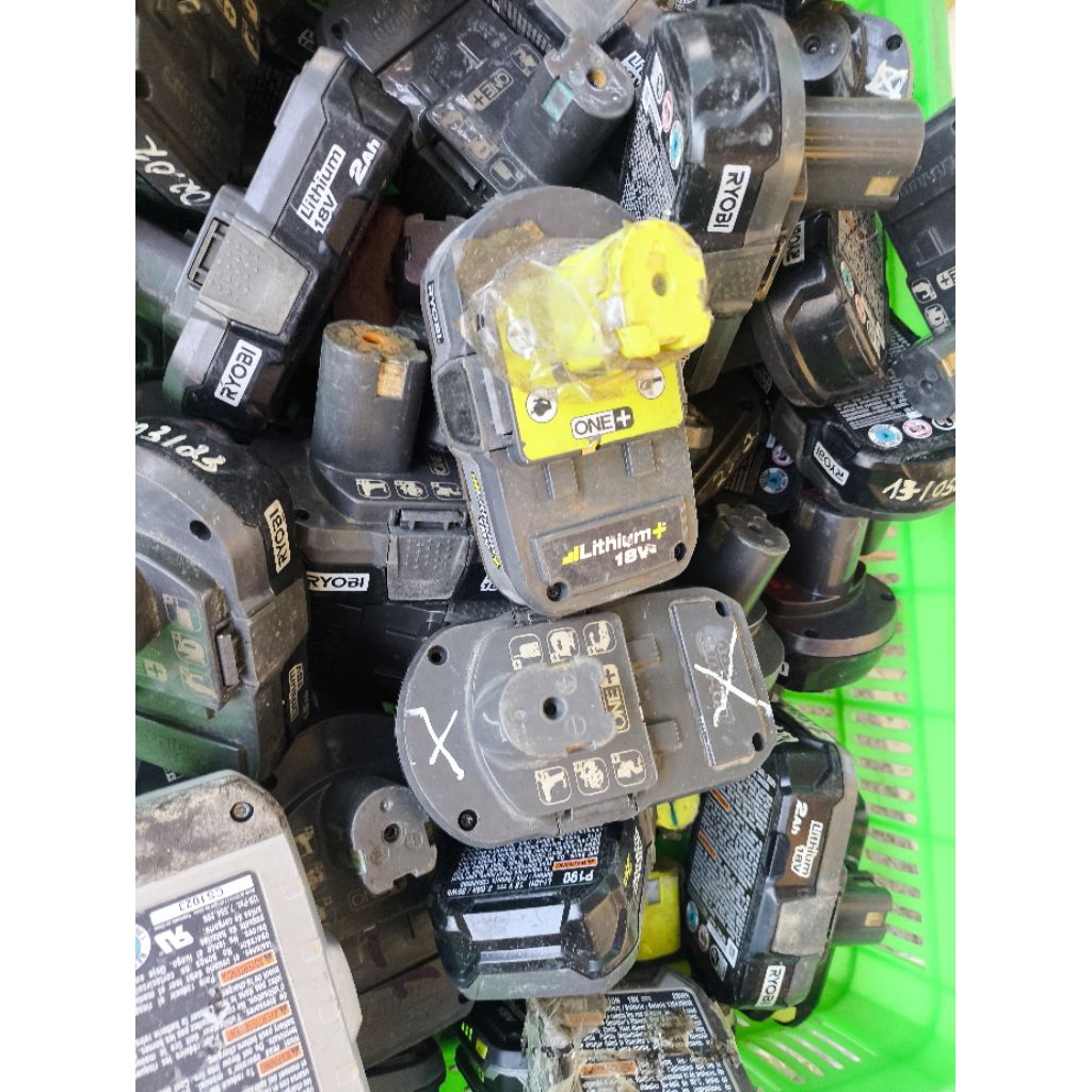 vỏ pin Ryobi 18v lõi 5cell, hàng bãi cũ hỏng không sài đc, vỏ thiếu có ốc vít