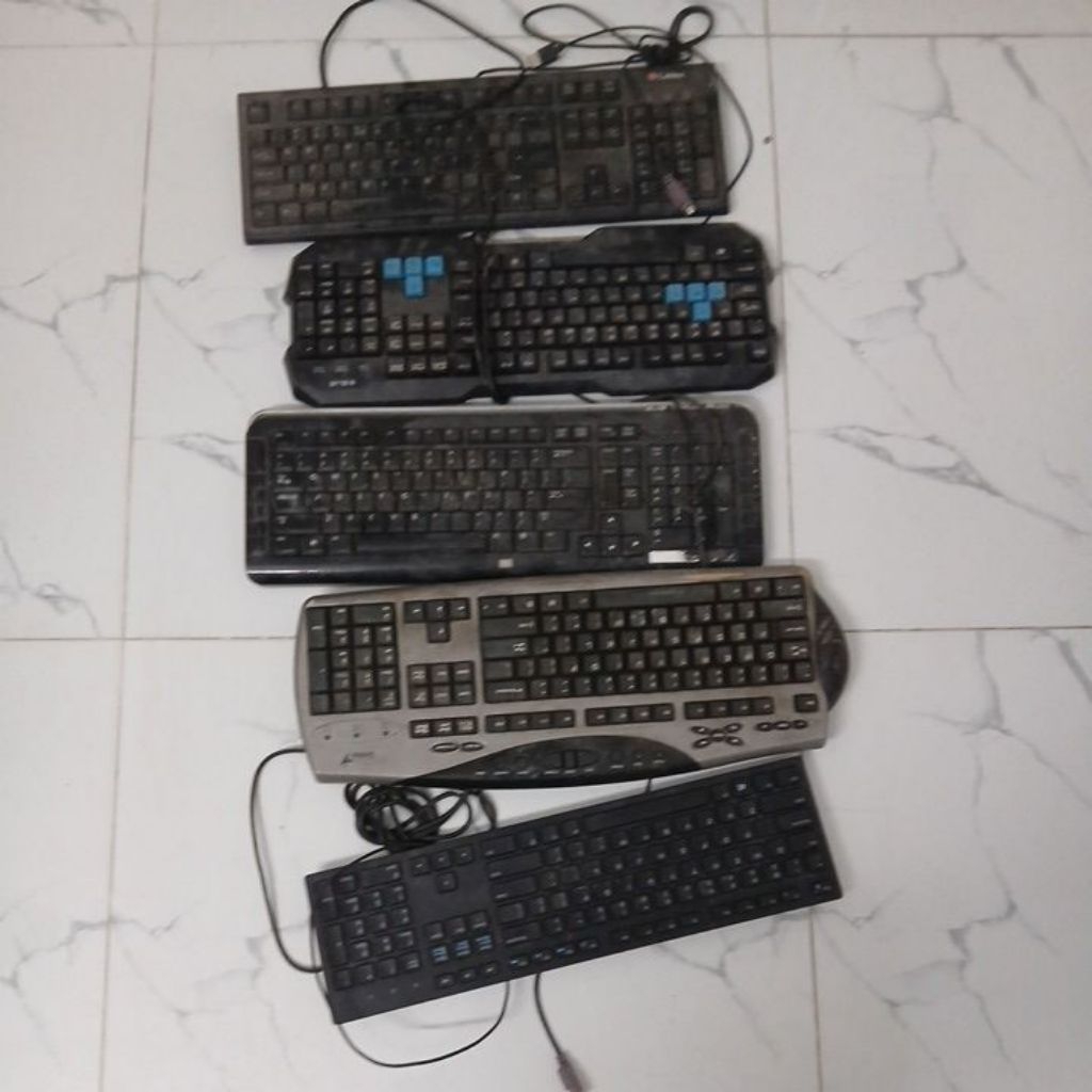 bàn phím cũ hư như hình giao ngẫu nhiên