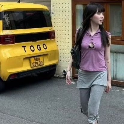 Áo thun gân cut-out ngực có cổSet đồ Y2K quần lửng giả váy
Quần ngố kèm chân váy xám
Acubi style out